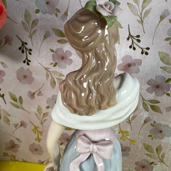 Avon Kathleen”A SPRING STROLL” Beauty Porcelain Figurine Moments & Memories 2002 - Picture 8 of 14